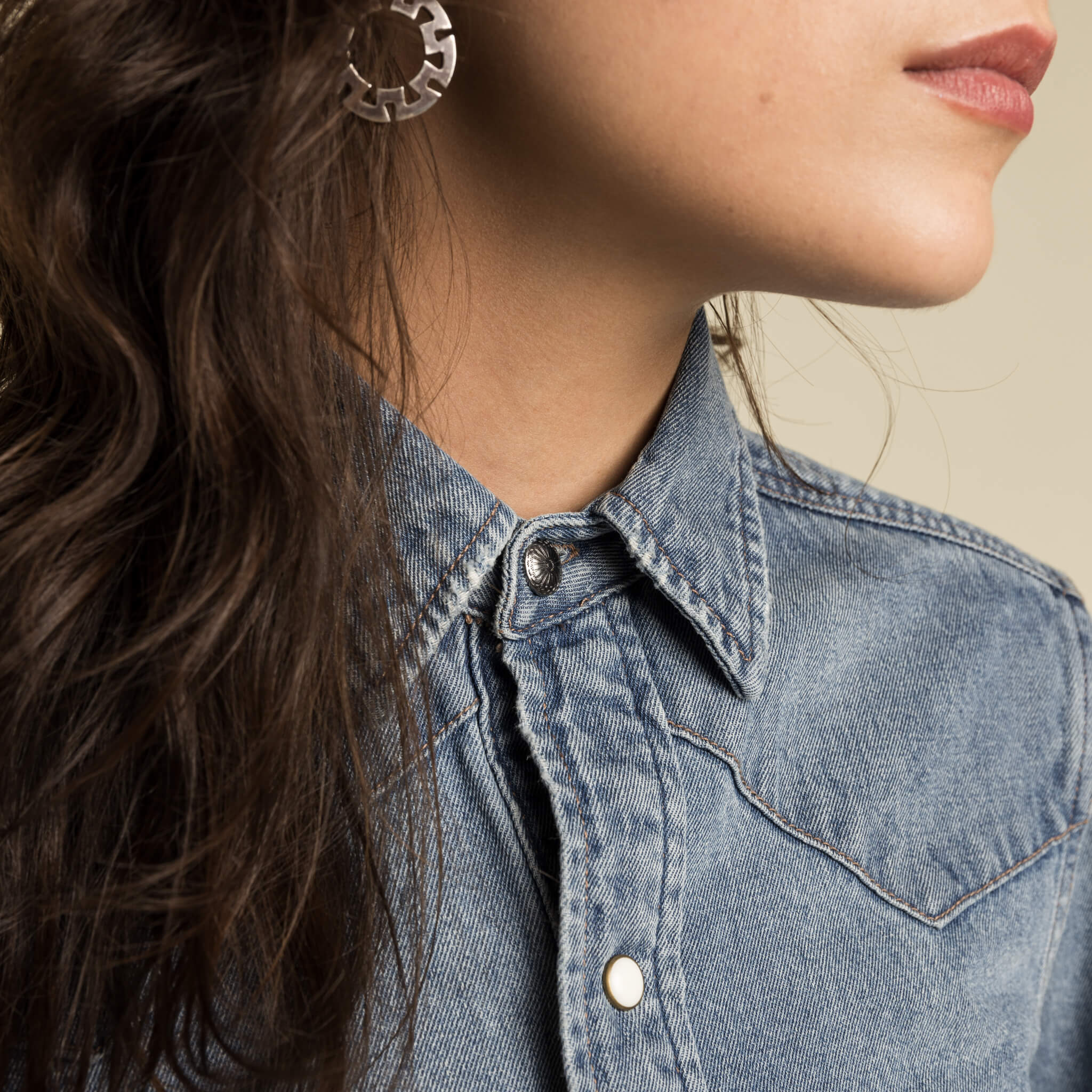 The Women's Wyatt Denim Pearl Snap Shirt - Image 4